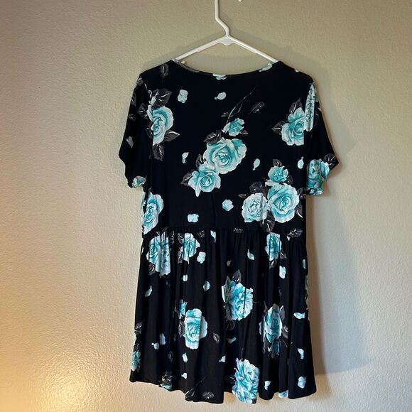 Torrid Hi-Lo Top - Size 00 - Picture 5 of 5